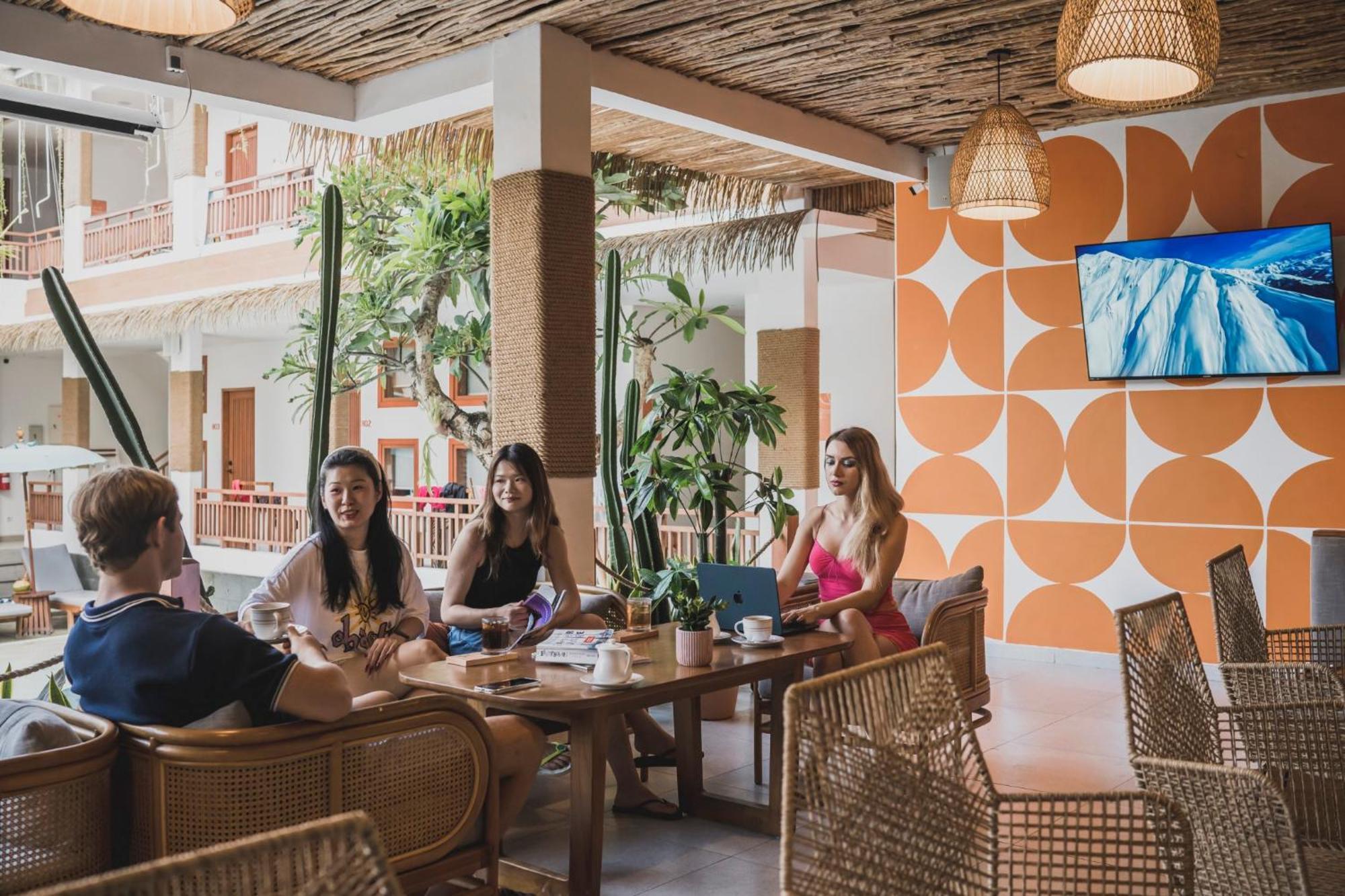 Roomates Surf Camp Canggu By Ini Vie Hospitality Екстер'єр фото